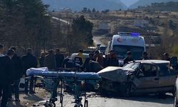 Otomobil ile hafif ticari araç çarpıştı: 3 kişi yaralandı