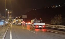 Kayseri'de rampa aşağı inerken makas atan tır ortalığı savaş alanına çevirdi!