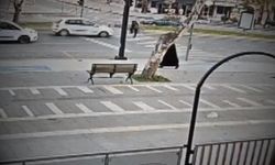 Yaya geçidinde otomobilin çarptığı genç ağır yaralandı!