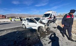 Niğde–Kayseri Yolunda feci çarpışma: Genç sürücü ağır yaralandı