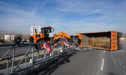 Niğde-Kayseri yolunda kamyon damperi EDS direğine çarptı: 1 ağır yaralı!