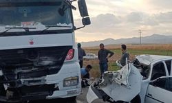 Niğde'de tırla çarpışan otomobil hurdaya döndü: 3 ağır yaralı