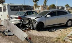 Park halindeki araçlara çarptı: 2 kişi yaralandı
