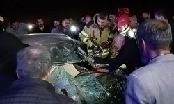 Otomobil tırın dorsesine saplandı: Hurdaya dönen otomobilden sürücüyü itfaiye çıkardı