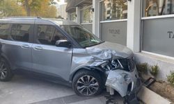 Talas’ta Jeep ile Hafif Ticari araç çarpıştı: Araç kafenin duvarına çarptı