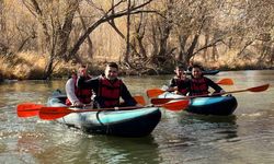 Ülkü Ocakları Genel Başkanı Ahmet Yiğit Yıldırım, Kayseri Tomarza'da kano yaptı