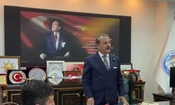 Ak Partili belediyede başkanlık makamından kaldırılan Atatürk büstü, çöp kovasının yanına asıldı