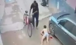 Yasak aşk cinayeti kamerada: çıplak adamı sokak ortasında defalarca bıçakladı!