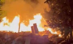 Sağanak yağışın etkili olduğu bölgeye peş peşe yıldırım düştü! Ağaç alev aldı