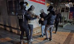 Parkta uyuşturucu içen 12 kişi suçüstü yakalandı!