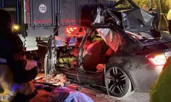 Lüks otomobil kamyona ok gibi saplandı: 1 ölü, 2 yaralı