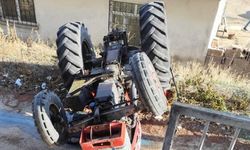 Aksaray’da hastane otoparkında traktör devrildi! 87 yaşındaki sürücü hayatını kaybetti!