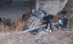Köprü altına düşen araçta can pazarı: 1 ölü, 2 yaralı