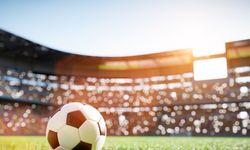 Maçta saha karıştı: Futbolcular tekmeyle yumrukla birbirine girdi!