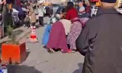 Kadınlar sokak ortasında saç baş birbirine girdi!