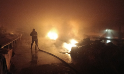 Semt pazarında sebze kasaları alev aldı, pazar yeri karıştı!