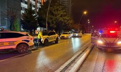 Kayseri’de polise çarpıp kaçan sürücü aracını park edip gözlerden kayboldu