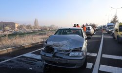 Nevşehir’de kırmızı ışıkta bekleyen minibüse çarptı! Yaralılar var