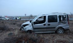 Nevşehir'de hafif ticari araç takla atarak tarlaya uçtu