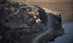 Kayseri’nin terk edilmiş köyünde yüzyıllık cami, Arapça izler ve mağaradaki karanlık itiraf!