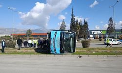 Aracın çarptığı otobüs refüje devrildi: 4'ü ağır 13 yaralı