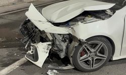 Kayseri’de alkollü sürücü çarptığı lüks Mercedes’i pert etti