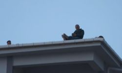 Çatıya çıktı, 80 bin tl’lik alacağını tahsil edince ikna olup indi