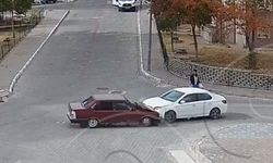 Nevşehir’de ilginç kaza! İki araç kafa kafaya çarpıştı