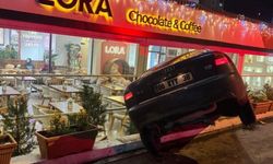Kayseri Talas’ta otomobil kafeye uçtu: Müşteriler son anda kurtuldu