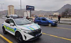 Kayseri’de 3 polis aracına çarpıp 30 kilometre kaçtı: Araç ateş açılarak durduruldu