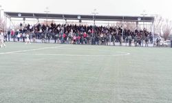 Kayseri Sindelhöyük’de futbol coşkusu tribünlere sığmıyor! Taraftarlar traktöre çıktı