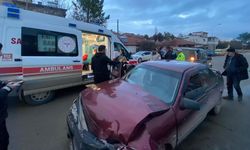 İki araç kafa kafaya çarpıştı: 3 yaralı