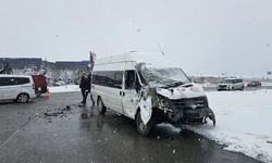 Kayseri OSB’de kaza : Tırla işçi servisi çarpıştı 11 yaralı