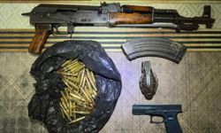 Adana’da bir evde AK-47 ve el bombası ele geçirildi