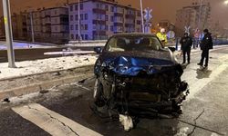 Kayseri Alsancak’ta arabayla yük treni çarpıştı