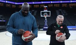 Erdoğan dünyaca ünlü o isimle bir araya geldi: İkili basketbol toplarını imzalayarak birbirine hediye etti!