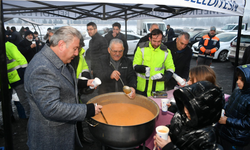 Kayseri belediye başkanları gençlerle saf tuttu: Elleriyle çorba ikram etti!
