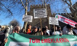 Kayseri’de emekliler Cumhuriyet Meydanı’nda buluştu: “Açlığa ve Sefalete Hayır”