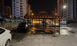 Kayseri’de şiddetli rüzgar Kamelyayı yerinden söktü, iki arabaya zarar verdi