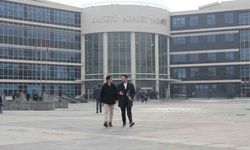 Kayseri'de yediği hamburgerden kemik çıkan engelli vatandaş 1 milyon liralık dava açtı!