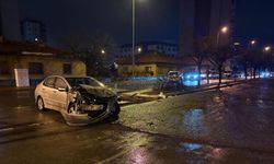 Kayseri’de çarpışma sonucu refüje çıkan otomobil ağacı ikiye böldü: 4 yaralı