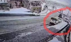 Kayseri’de el freni çekilmeyen araç park halindeki otomobillere çarptı