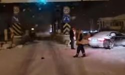 Niğde-Adana otoyolunda arabayı gişeye çarparak durdurdu: 2 ağır yaralı!