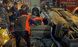 Kayseri’de otomobil takla attı: Sıkışan sürücünün arkadaşı başından ayrılmadı