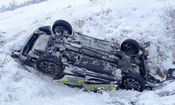 Kış Şartları yine can yaktı: Polis aracı şarampole yuvarlandı