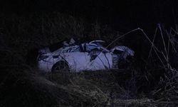 Refüje çarpan otomobil dere yatağına uçtu! 1 ölü, 3 yaralı