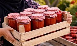 Kayseri’de yaz gelince salça kazanları kuruluyor,peki bu salçaları nasıl küflenmeden saklayabiliriz?