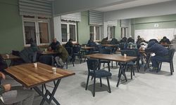 700 Kişi yolda kaldı, geceyi okul yurtlarında geçirdiler!