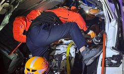 Sivas'ta zincirleme kaza! 8 kişi yaralandı, kamyon devrildi