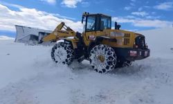 Cenaze aracı mahsur kaldı! Yoğun tipi uyarısı